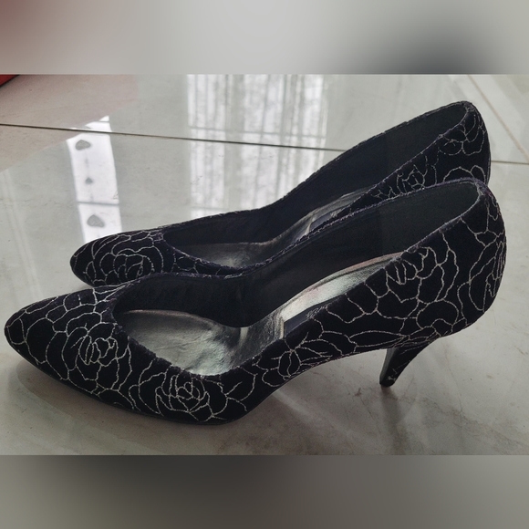 Gorgeous silver and black pumps! - Picture 4 of 7